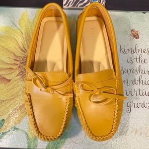 BEAUSEEN YELLOW WOMENS LOAFERS. SIZE 8